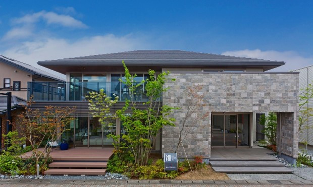 積水ハウスの軽量鉄骨住宅「イズ・ロイエ」伝統とモダンが融合した新しい日本の邸宅。いつまでも美しく、強靭な積水ハウスの最高級外壁材「ダインコンクリート」は、暮らしを守るシェルターとして、また安らぎの場所として末永くご家族と共に歩みます。